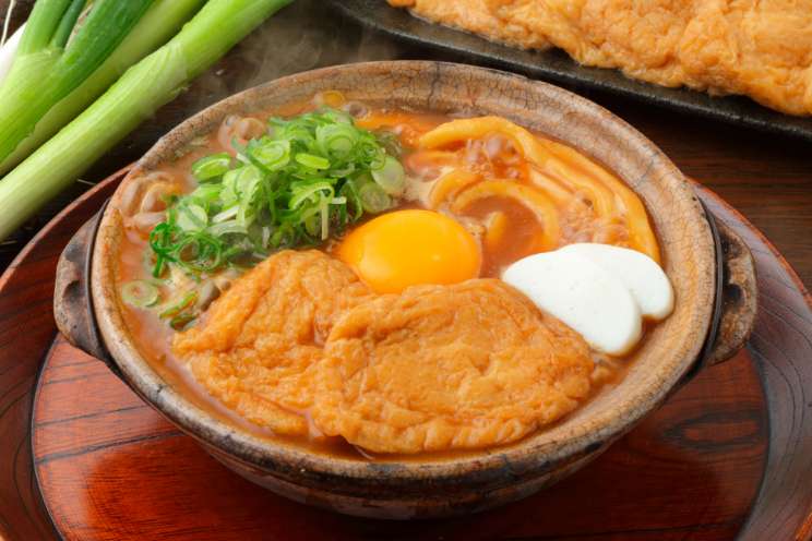 きつねと九条ネギ入り味噌煮込うどん